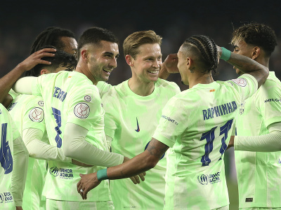 Hráči FC Barcelona oslavujú gól do siete Valencie