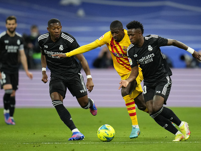 Ousmane Dembelé a David Alaba v súboji