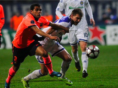 Daniel Alves a Roman Eremenko