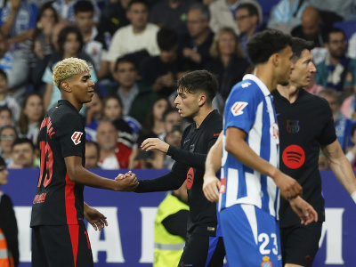 Lamine Yamal oslavuje so spoluhráčmi vedúci gól Barcelony