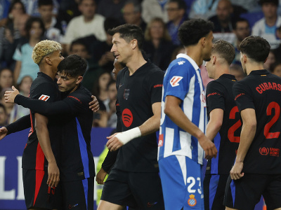 Lamine Yamal so spoluhráčmi oslavuje vedúci gól Barcelony