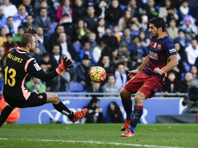 Luis Suarez sa snaží streliť gól brankárovi Pau Lópezovi