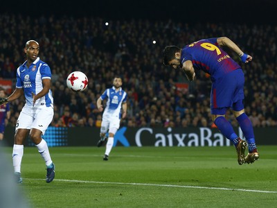 Luis Suárez strieľa vedúci gól Barcelony