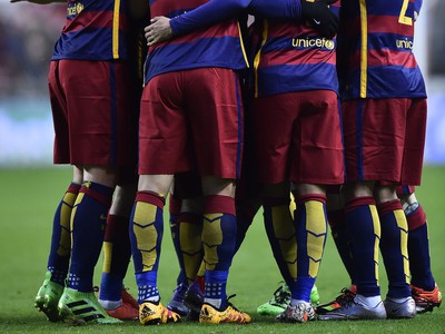 Hráči Barcelony oslavujú Messiho gól
