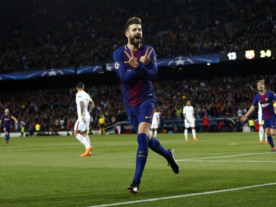 Obranca Barcelony Gerard Piqué oslavuje svoj gól do siete AS Rím