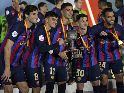 Futbalisti Barcelony pózujú so Španielskym Superpohárom