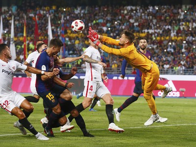 Tomáš Vaclík skáče za loptou v snahe zabrániť gólu.