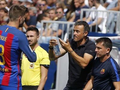Tréner Barcelony Luis Enrique a Gerard Piqué