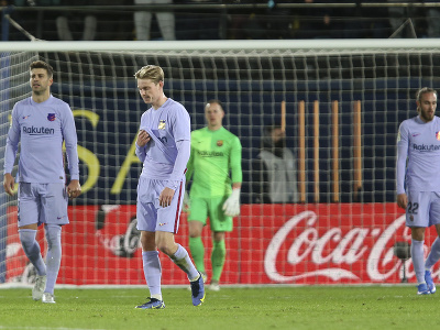 Gerard Pique a Frenkie de Jong reagujú na gól Villarealu