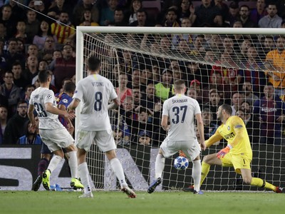 Hráč Barcelony Rafael Rafinha strieľa úvodný gól v zápase B-sk. Ligy majstrov FC Barcelona - Inter Miláno