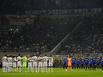 Zľava hráči Barcelony a Interu počas minúty ticha, šiesty sprava slovenský obranca Interu Milan Škriniar