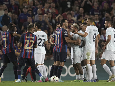 Potýčka medzi hráčmi FC Barcelona a Inter Miláno