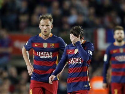 Frustrovaný Lionel Messi a Ivan Rakitič