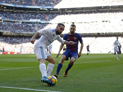 Daniel Carvajal a Jordi Alba v súboji o loptu