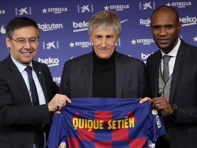 Nový tréner FC Barcelona Quique Setién (uprostred), prezident katalánskeho veľkoklubu Josep Maria Bartomeu