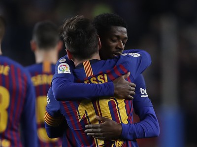 Lionel Messi v objatí s Dembelem