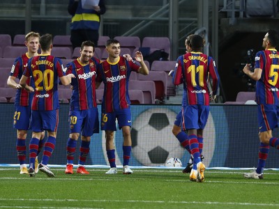 Futbalisti FC Barcelona sa radujú z gólu