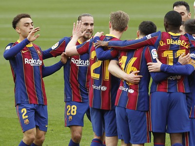 Futbalisti FC Barcelona oslavujú gól
