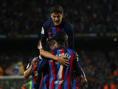 Futbalisti Barcelony oslavujú gól