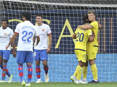 Futbalisti Villarealu oslavujú gól