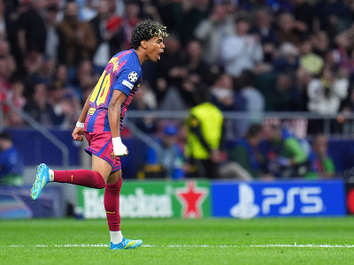 Hráč Barcelony Lamine Yamal oslavuje gól