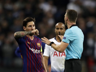 Lionel Messi sa sťažuje u rozhodcu Felixa Zwayera