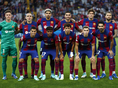 Zostava hráčov FC Barcelona pripravená odohrať súboj v Lige majstrov