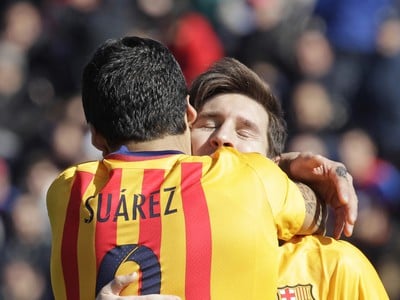  Luis Suarez a Lionel Messi sa radujú z gólu
