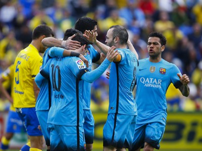 Luis Suárez so spoluhráčmi oslavuje gól Barcelony