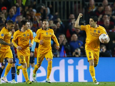 Luis Suárez sa raduje z gólu so spoluhráčmi