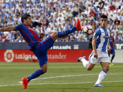 Luis Suárez v súboji o loptu
