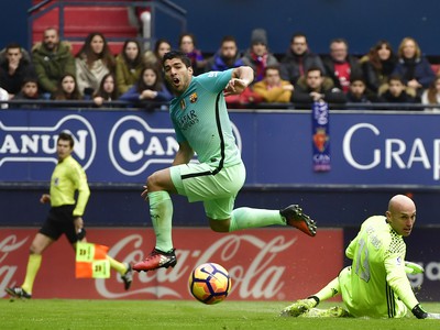 Hráč Barcelony Luis Suaréz (vľavo) strieľa cez brankára Osasuny Nauzeta Pereza