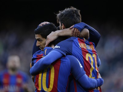 Luis Suárez so spoluhráčmi oslavuje svoj gól
