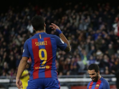 Luis Suárez a Arda Turan, ktorý oslavuje svoj gól