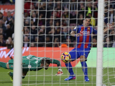 Luis Suarez strieľa gól, vľavo prekonaný brankár Sportingu Iván Cuéllar 