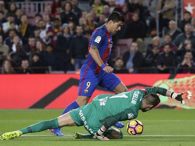 Luis Suárez strieľa gól, dole prekonaný brankár Sportingu Iván Cuéllar