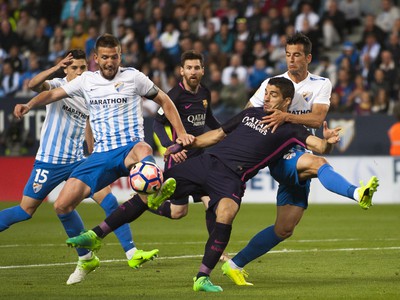 Luis Suárez v súboji s hráčmi Málagy