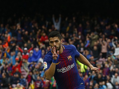 Hráč Barcelony Luis Suarez oslavuje svoj gól