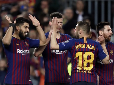 Luis Suárez a Jordi Alba oslavujú gól Barcelony