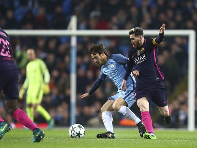 David Silva a Leo Messi bojujú o loptu