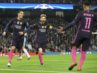 Hráči FC Barcelona oslavujú gól do siete City