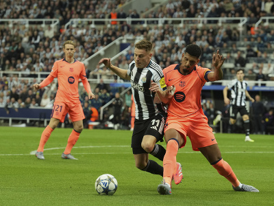 Harvey Barnes a Ronald Araujo v súboji o loptu