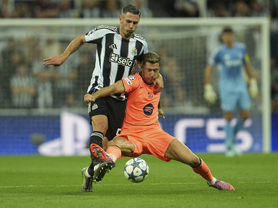 Fabian Schär a Robert Lewandowski v súboji o loptu