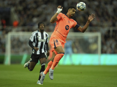 Hlavičkujúci Ronald Araujo z FC Barcelona
