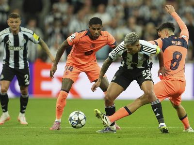 Bruno Guimaraes, Pedri a Marcus Rashford v súboji o loptu