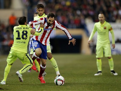 Jordi Alba, Neymar a Juanfran v súboji o loptu