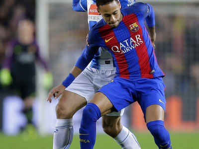 Neymar a Gerard Moreno v súboji o loptu
