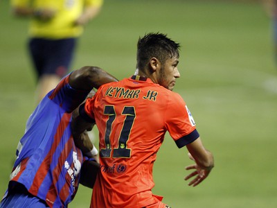 Neymar v súboji o loptu