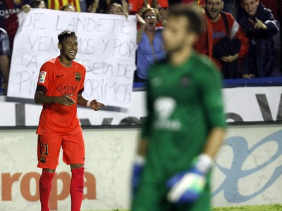 Neymar oslavuje gól proti Levante
