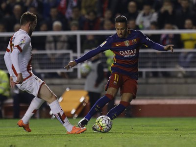 Neymar a Joaquin Marin “Quini” v súboji o loptu